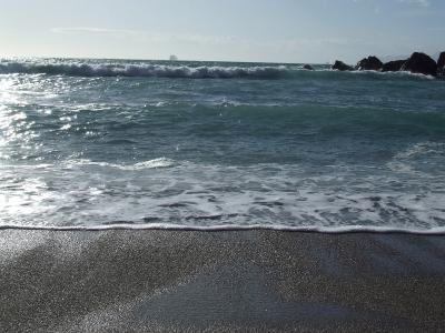 Image mer plage sable vague rocher à télécharger gratuitement