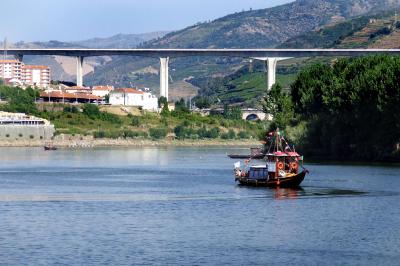 Image paysage bateau rivière pont à télécharger gratuitement