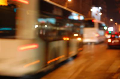 Image ville route véhicule nuit transport autocar à télécharger gratuitement