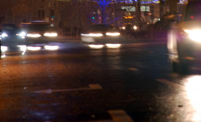Image voiture route nuit lumière à télécharger gratuitement