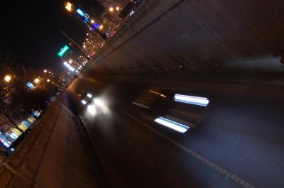 Image voiture route nuit à télécharger gratuitement