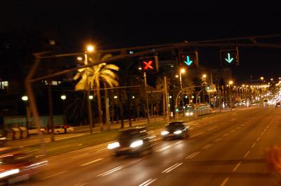 Image voiture route nuit feu à télécharger gratuitement