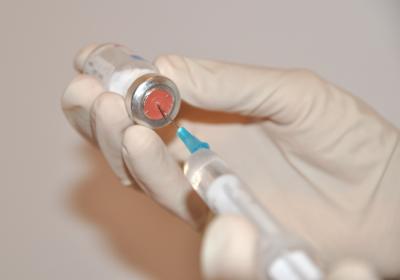 Image seringue piqûre médicament gant main à télécharger gratuitement