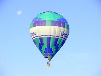 Image bleu ciel montgolfière à télécharger gratuitement