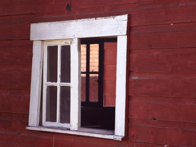 Image rouge mur bois fenêtre à télécharger gratuitement