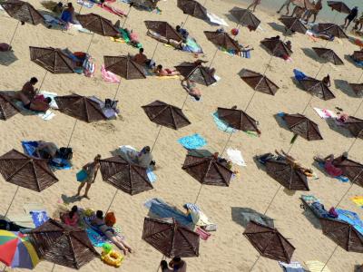 Image plage sable parasol à télécharger gratuitement